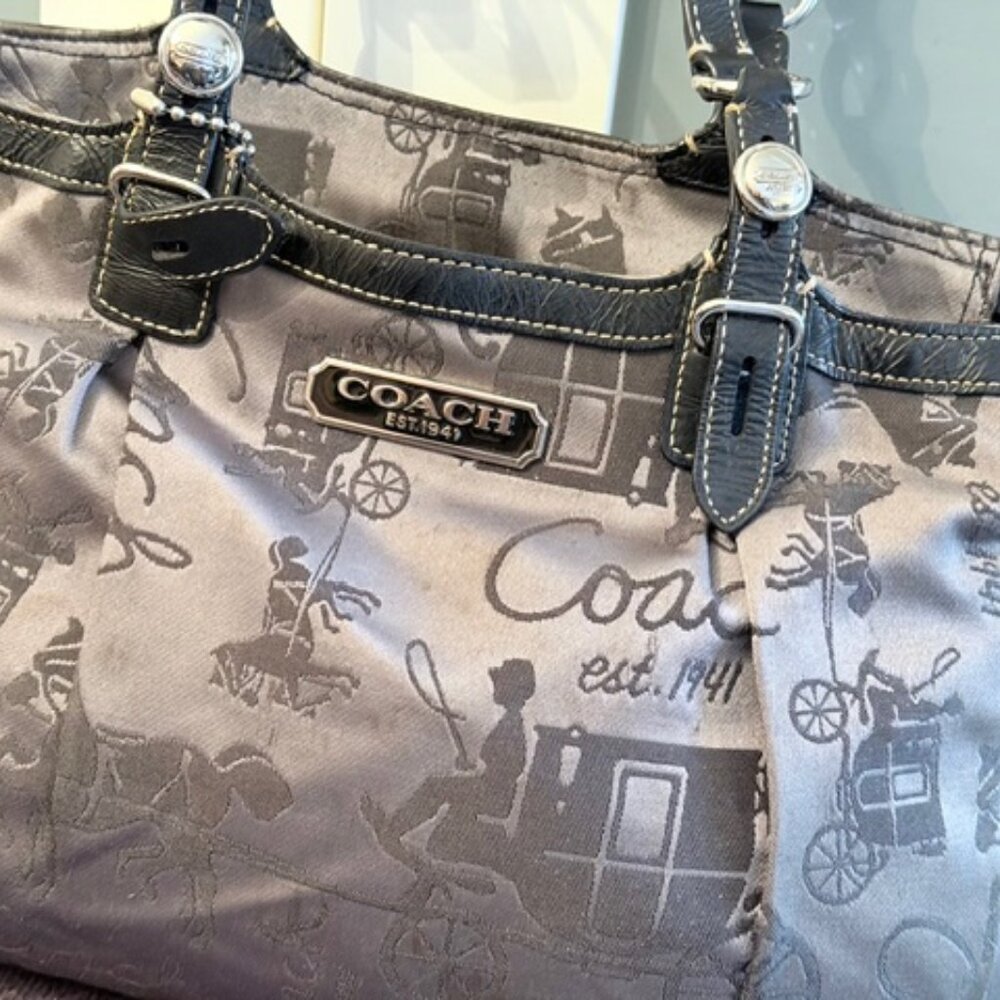 Signature Coach bag, new, grey/silver with post wagons, limited edition, real